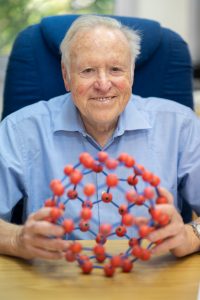 פרופ'-מחקר אפלויג עם דגם של מולקולת הפולרן שעמדה במרכז פרס נובל בכימיה לשנת 1996