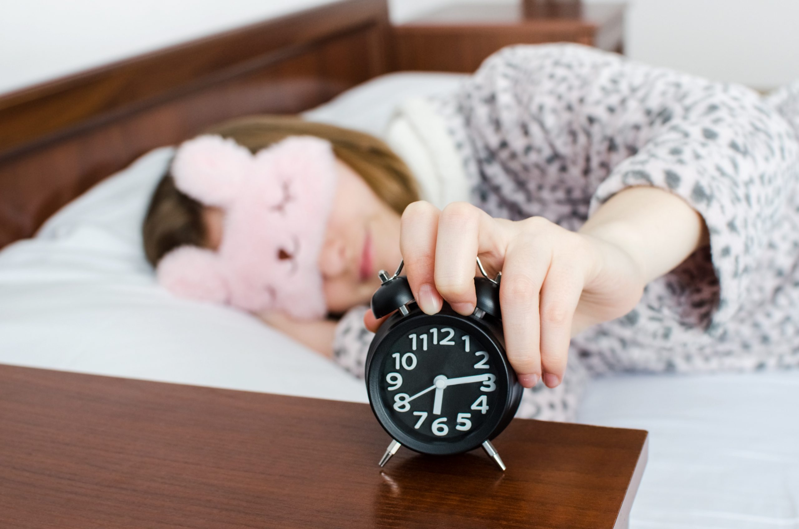 He up early. Маска для сна и будильник. Сон будильник. Спящая девушка и будильник. Девушка проснулась от будильника.