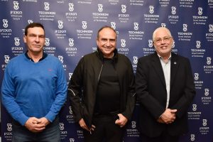 מימין לשמאל : נשיא הטכניון פרופ' אורי סיון, פרופ׳ יוסי מטיאס ופרופ' אהוד ריבלין