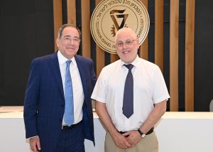 שגריר ארה"ב בישראל תומס ניידס (מימין) עם נשיא הטכניון פרופ' אורי סיון