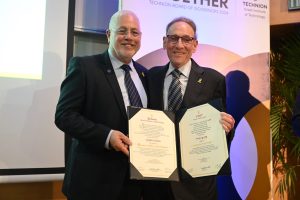 נשיא הטכניון פרופ' אורי סיון מעניק את התואר לסטיבן סיידן