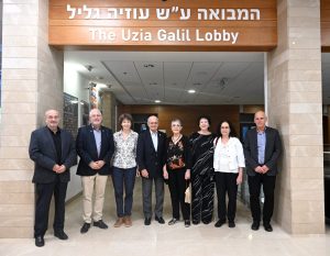 The unveiling ceremony. From right to left: Bezhalel (Butsi) Machlis, CEO and president of Elbit Systems; Uzia Galil's daughters Daniela and Ruth; his widow Ella; former Elbit Chairman Miki Federman; Dean of the Faculty of Electrical Engineering and Computer Science Prof. Idit Keidar; Technion President Prof. Uri Sivan; and Chairman of the Israel Friends of Technion Association Prof. Peretz Lavie