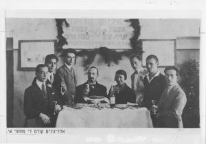 The first class of architects – seated in the center: Zipporah Neufeld (the Technion's first female student) alongside the legendary lecturer Prof. Alexander Baerwald. Courtesy of the Yehoshua Nessyahu Technion Historical Archive