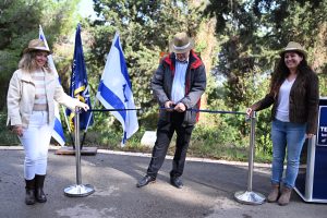 נשיא הטכניון פרופ' אורי סיון גוזר את הסרט בטקס השקת הפרויקט